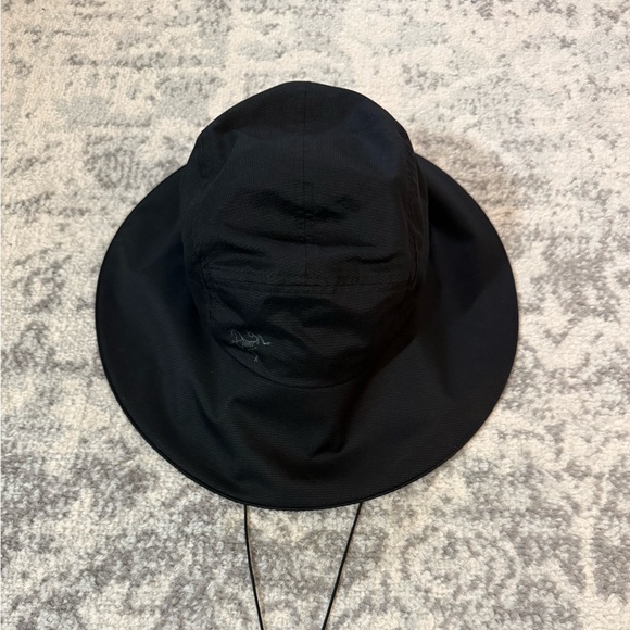 Arc'teryx Accessories - Arc’teryx Black Wide Lightweight Hat